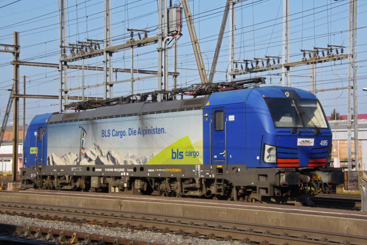Siemens Vectron 193 495-9 steht am 13.02.2023 auf einem Abstellgleis beim Bahnhof Pratteln.
