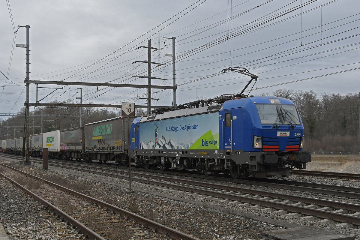 Siemens Vectron 193 496-7 durchfährt am 17.02.2023 den Bahnhof Möhlin.