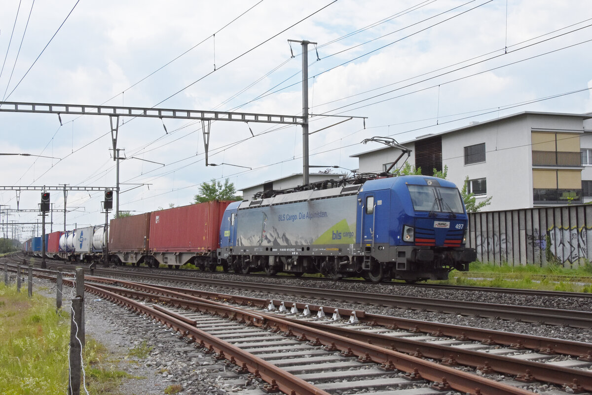 Siemens Vectron 193 497-5 durchfährt am 08.05.2025 den Bahnhof Rheinfelden.