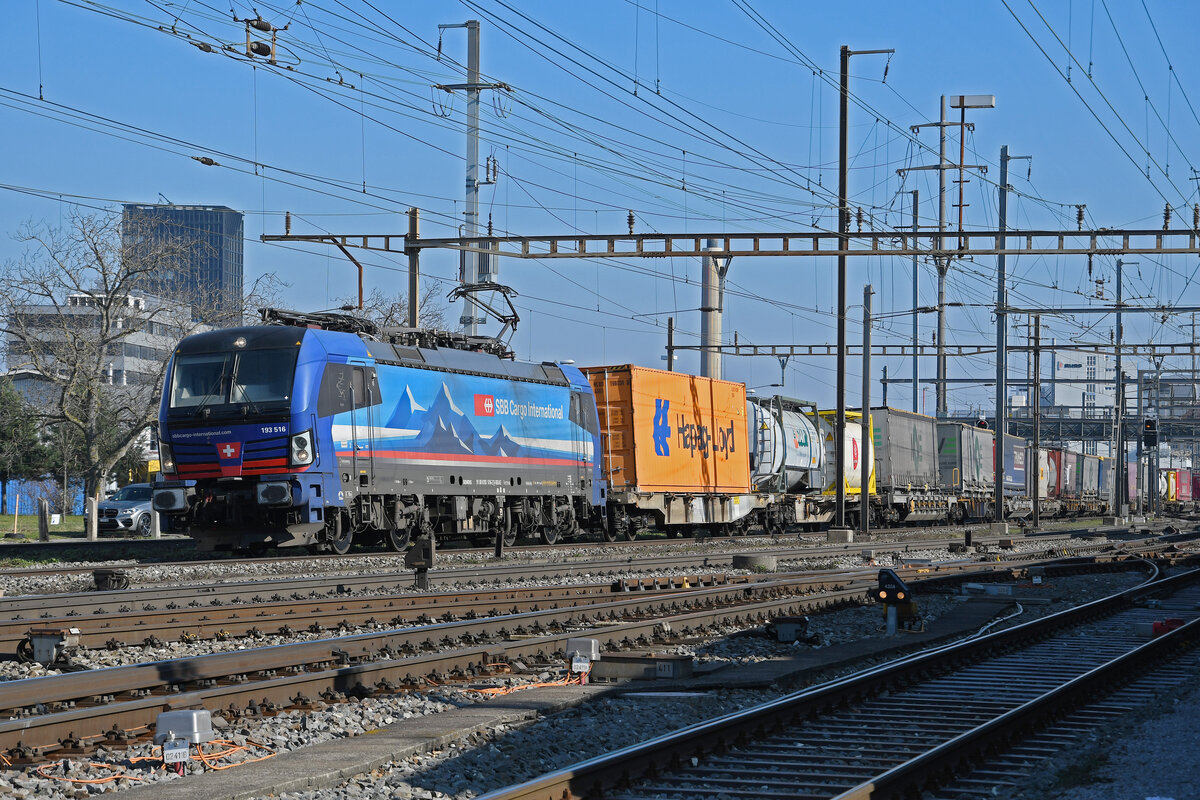 Siemens Vectron 193 516-2 durchfährt am 08.02.2023 den Bahnhof Pratteln.