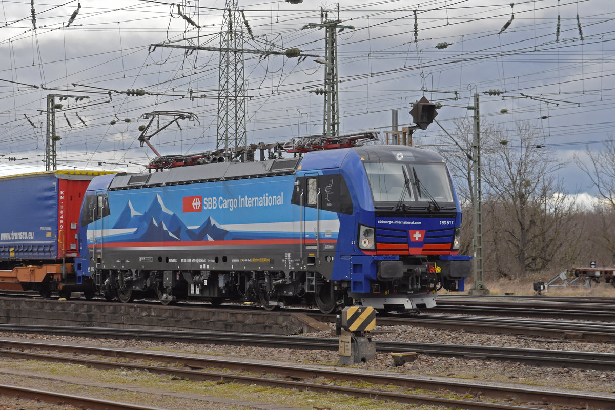 Siemens Vectron 193 517-0 durchfährt den badischen Bahnhof. Die Aufnahme stammt vom 14.02.2020.