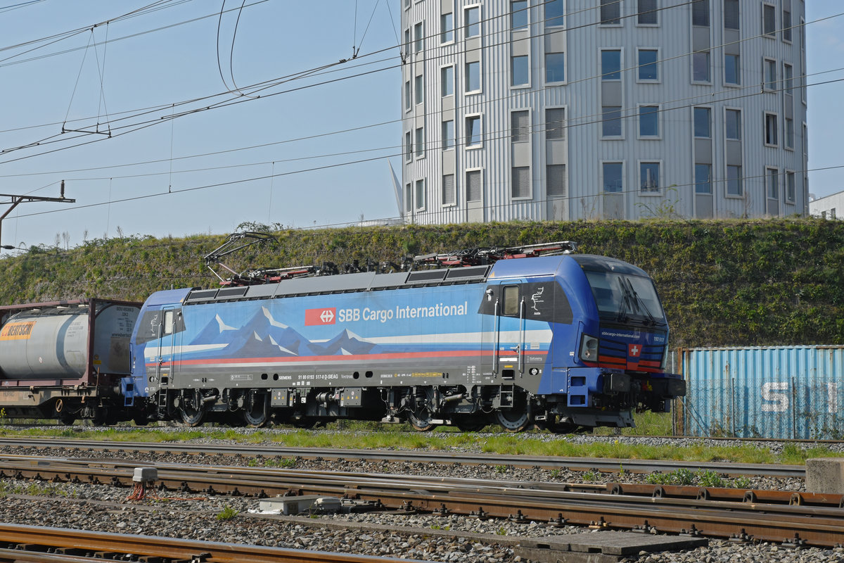 Siemens Vectron 193 517-0 durchfährt den Bahnhof Pratteln. Die Aufnahme stammt vom 09.04.2020.