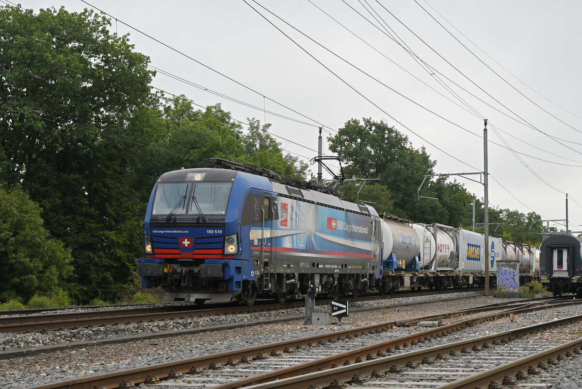 Siemens Vectron 193 518-8 fährt am 10.09.2025 Richtung Bahnhof Kaiseraugst.