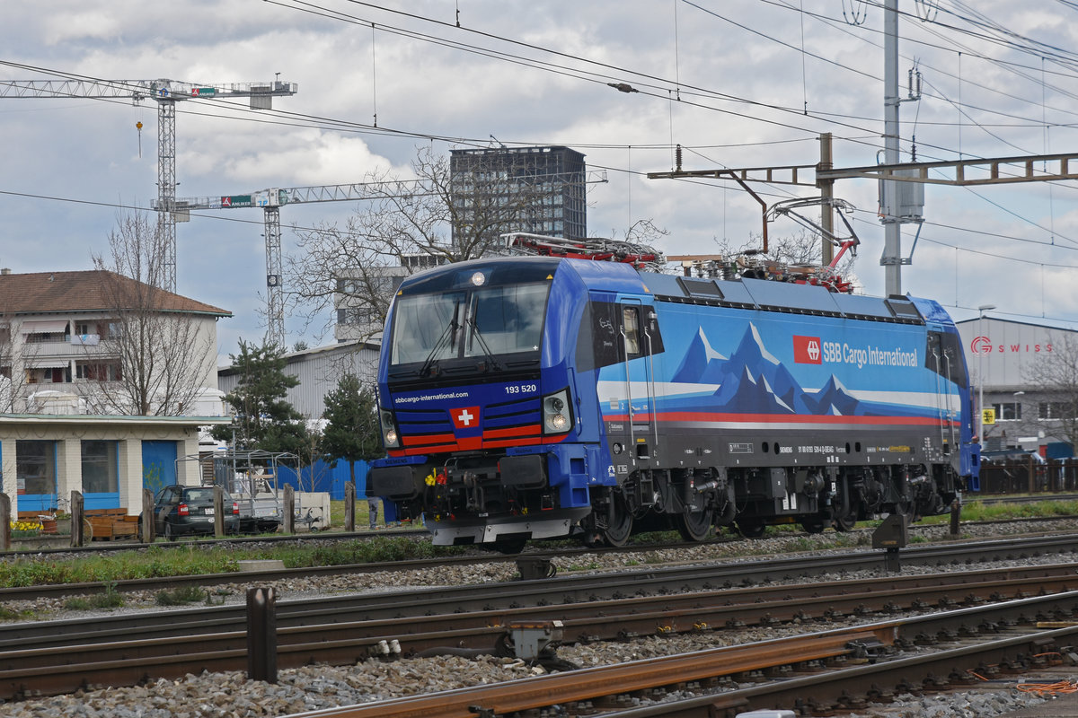 Siemens Vectron 193 520-4 durchfährt solo den Bahnhof Pratteln. Die Aufnahme stammt vom 04.03.2020.