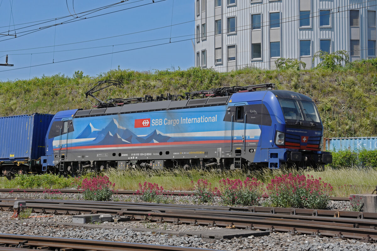 Siemens Vectron 193 520-4 durchfährt den Bahnhof Pratteln. Die Aufnahme stammt vom 18.05.2022.