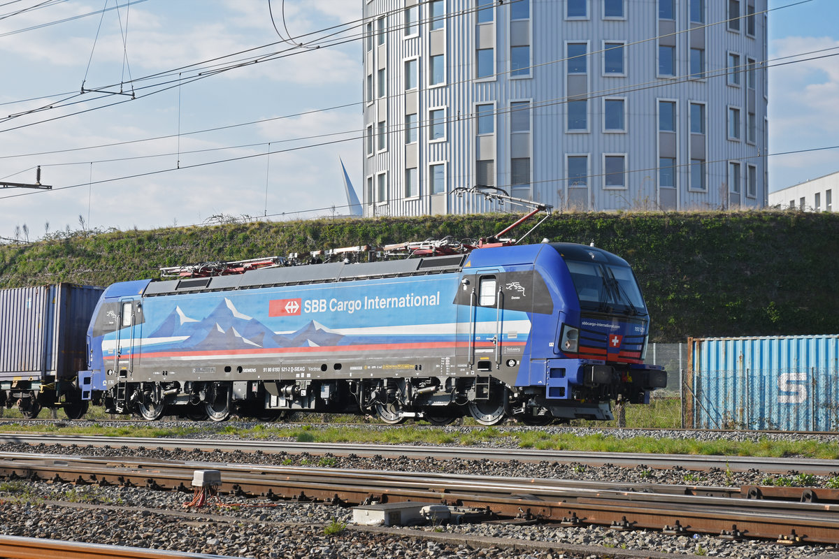Siemens Vectron 193 521-2 durchfährt den Bahnhof Pratteln. Die Aufnahme stammt vom 25.03.2020.