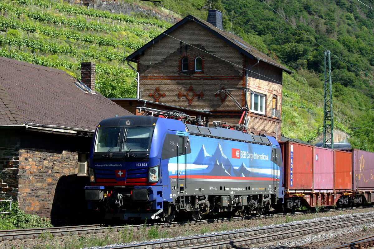 Siemens Vectron 193 521-2 durchfährt den Bahnhof Kaub am 28.05.2020