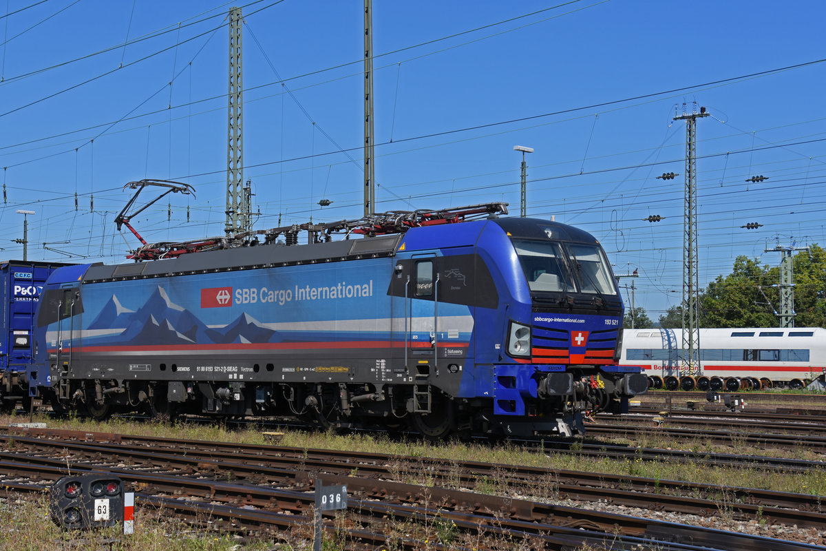 Siemens Vectron 193 521-2 durchfährt den badischen Bahnhof. Die Aufnahme stammt vom 09.09.2020.
