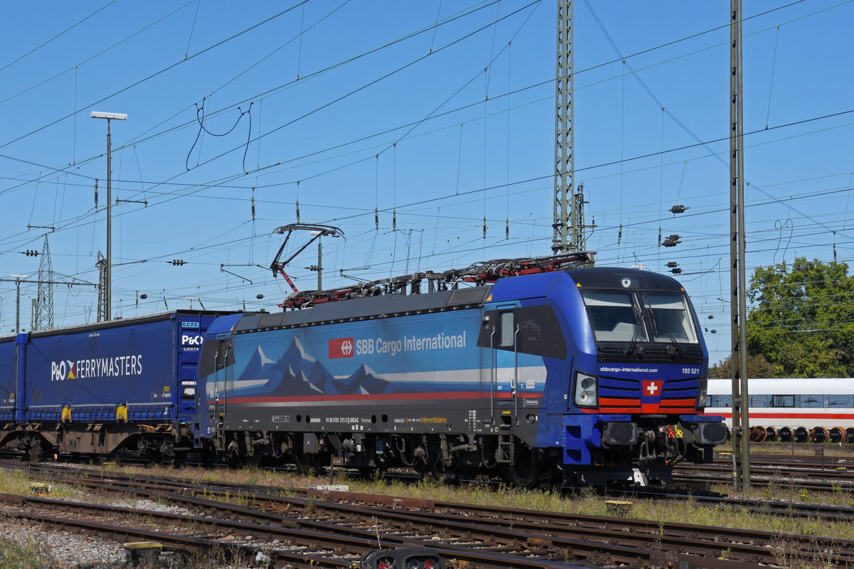 Siemens Vectron 193 521-2 durchfährt den badischen Bahnhof. Die Aufnahme stammt vom 09.09.2020.