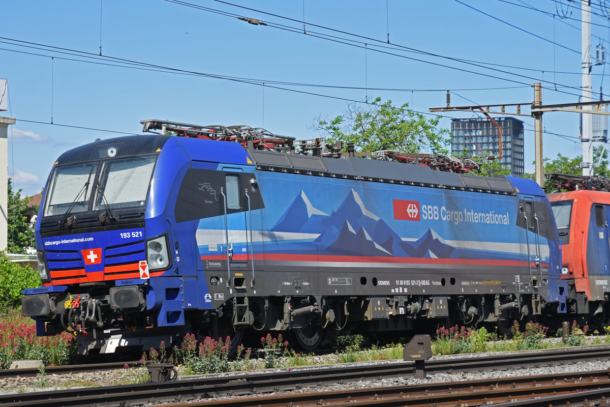 Siemens Vectron 193 521-2 durchfährt den Bahnhof Pratteln. Die Aufnahme stammt vom 29.05.2020.