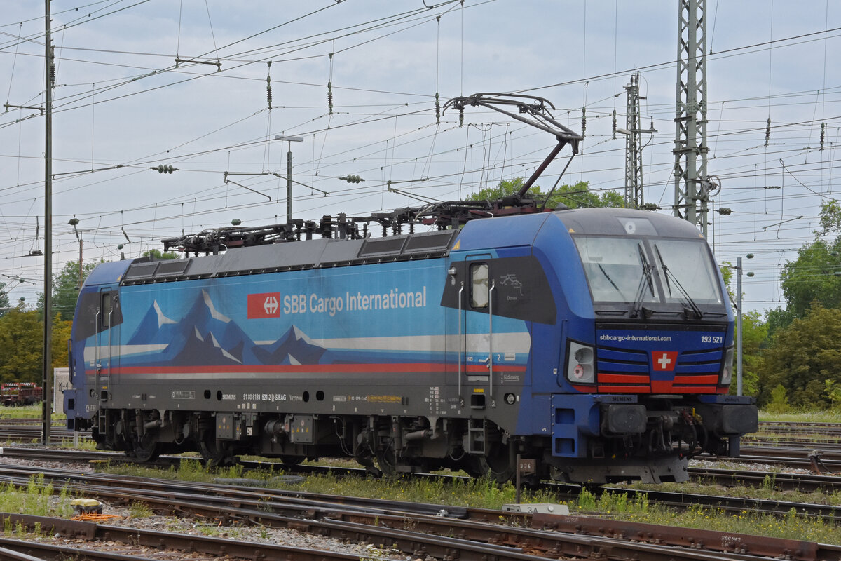 Siemens Vectron 193 521-2 durchfährt solo den badischen Bahnhof. Die Aufnahme stammt vom 29.07.2022.