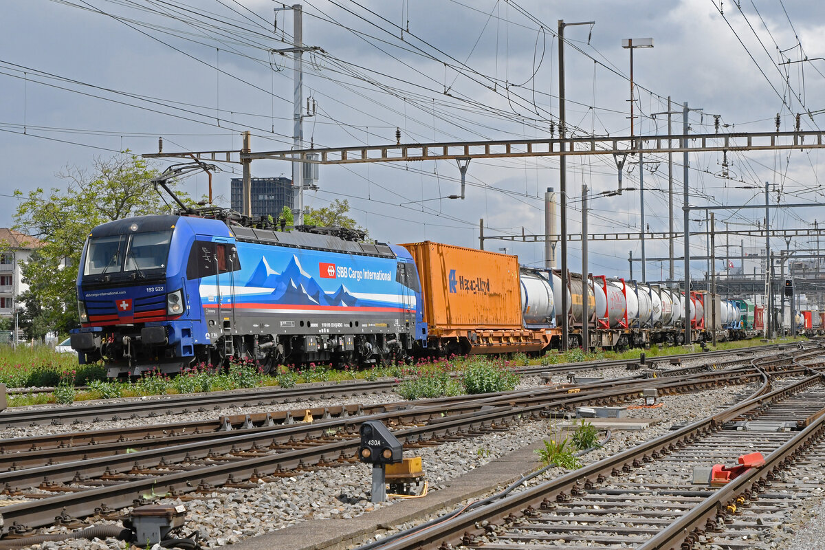 Siemens Vectron 193 522-0 durchfährt am 12.05.2023 den Bahnhof Pratteln.