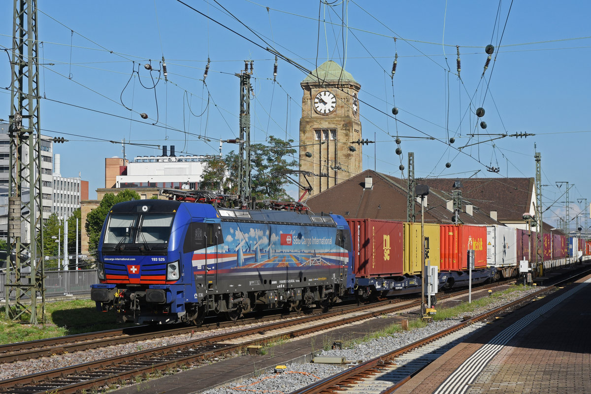 Siemens Vectron 193 525-3 durchfährt den badischen Bahnhof. Die Aufnahme stammt vom 15.08.2020.