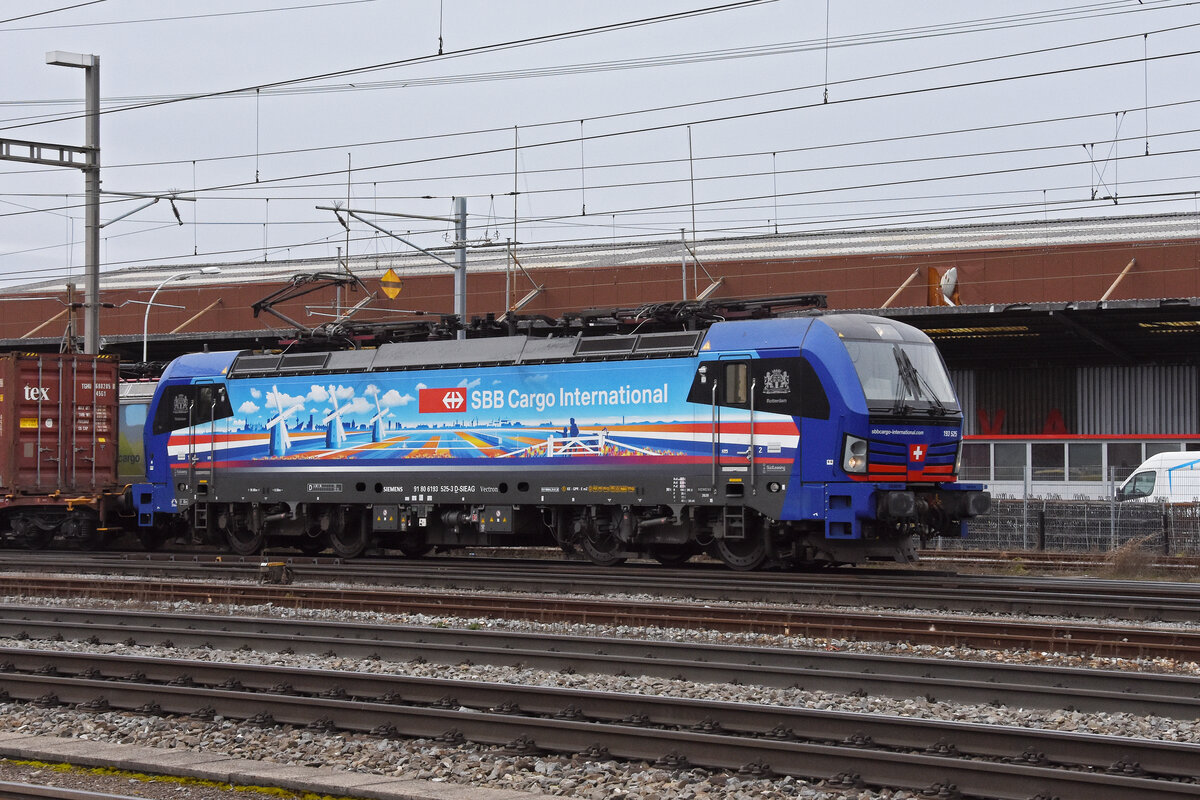 Siemens Vectron 193 525-3 durchfährt den Bahnhof Pratteln. Die Aufnahme stammt vom 01.02.2022.