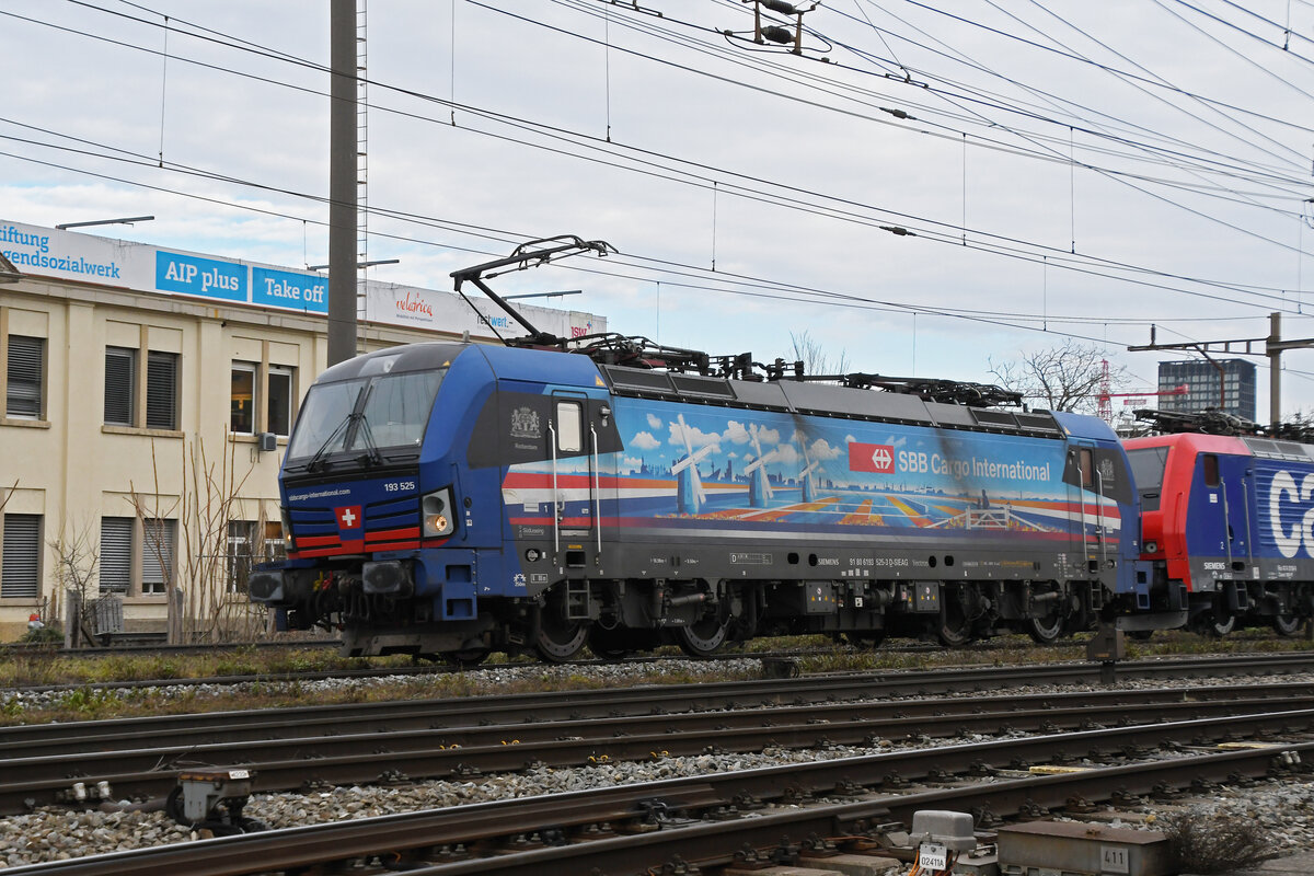 Siemens Vectron 193 525-3 durchfährt am 10.01.2025 den Bahnhof Pratteln.