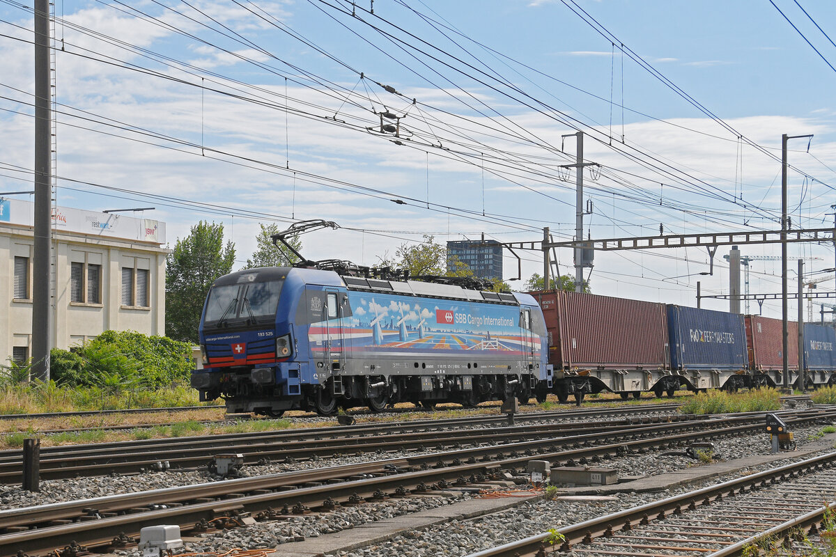 Siemens Vectron 193 525-3 durchf�hrt am 17.07.2026 den Bahnhof Pratteln.