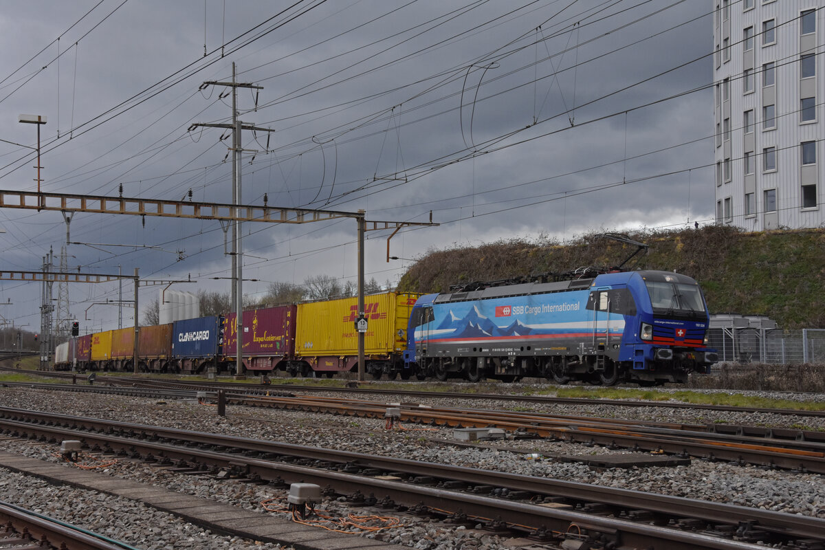 Siemens Vectron 193 526-1 durchfährt am 14.03.2023 den Bahnhof Pratteln.