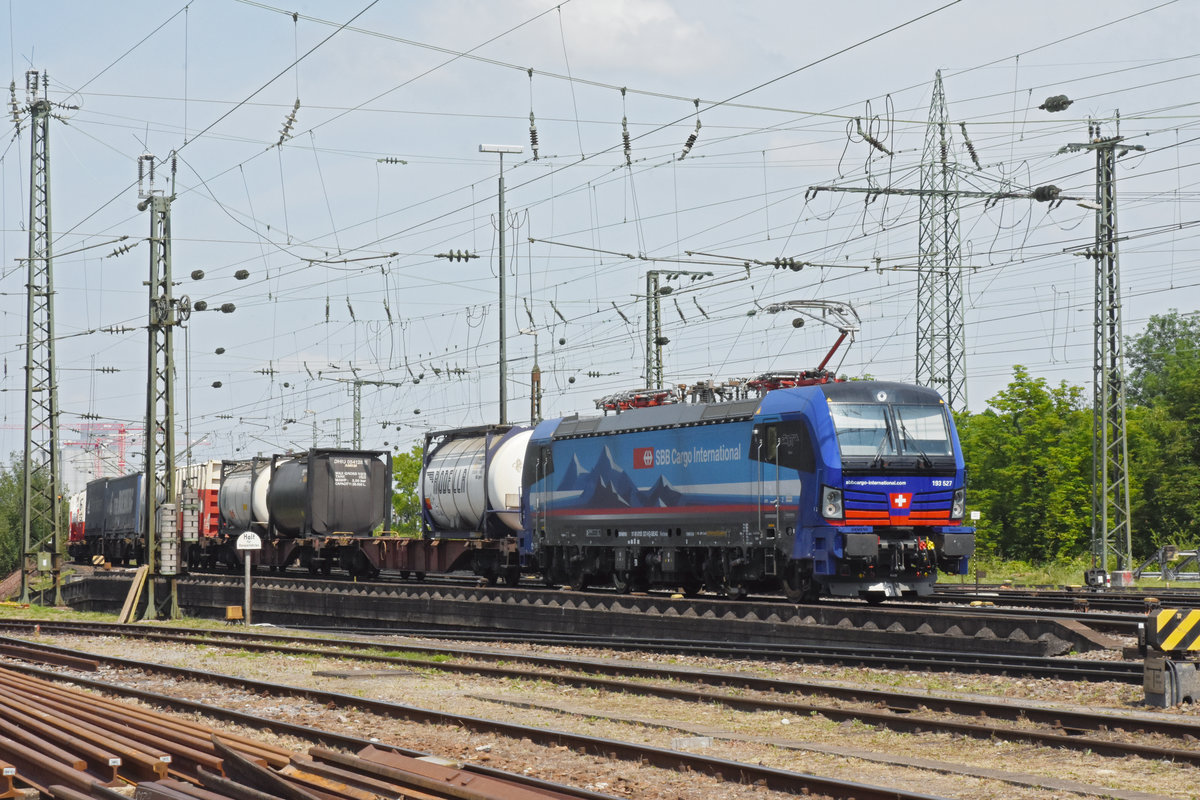 Siemens Vectron 193 527-9 durchfährt den badischen Bahnhof. Die Aufnahme stammt vom 26.05.2020.
