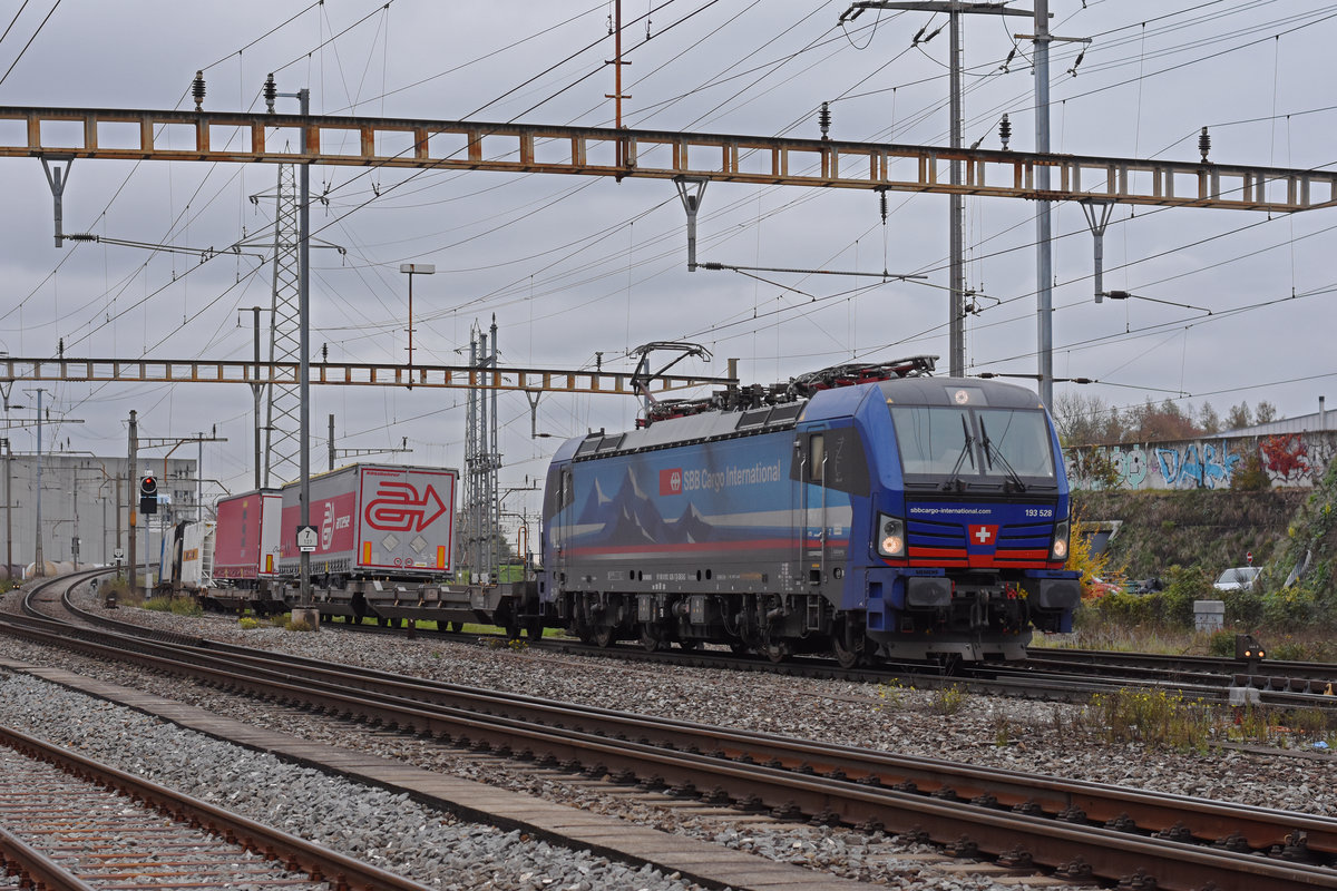 Siemens Vectron 193 528-7 der BLS durchfährt den Bahnhof Pratteln. Die Aufnahme stammt vom 04.11.2020.