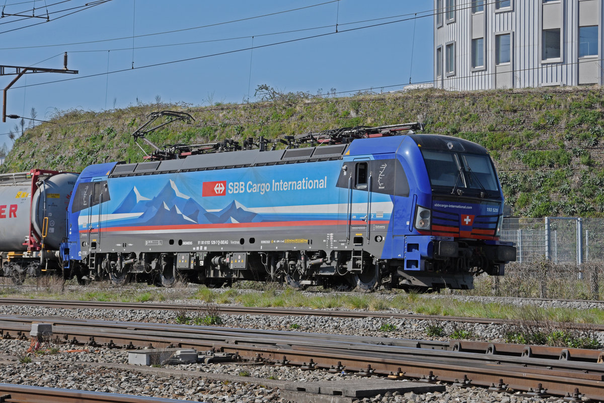 Siemens Vectron 193 528-7 durchfährt den Bahnhof Pratteln. Die Aufnahme stammt vom 30.03.2021.