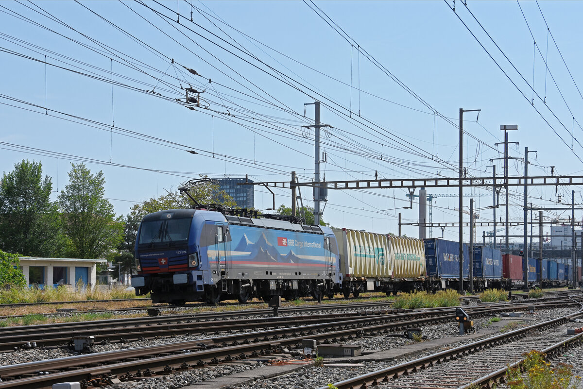 Siemens Vectron 193 528-7 durchf�hrt am 16.07.2026 den Bahnhof Pratteln.