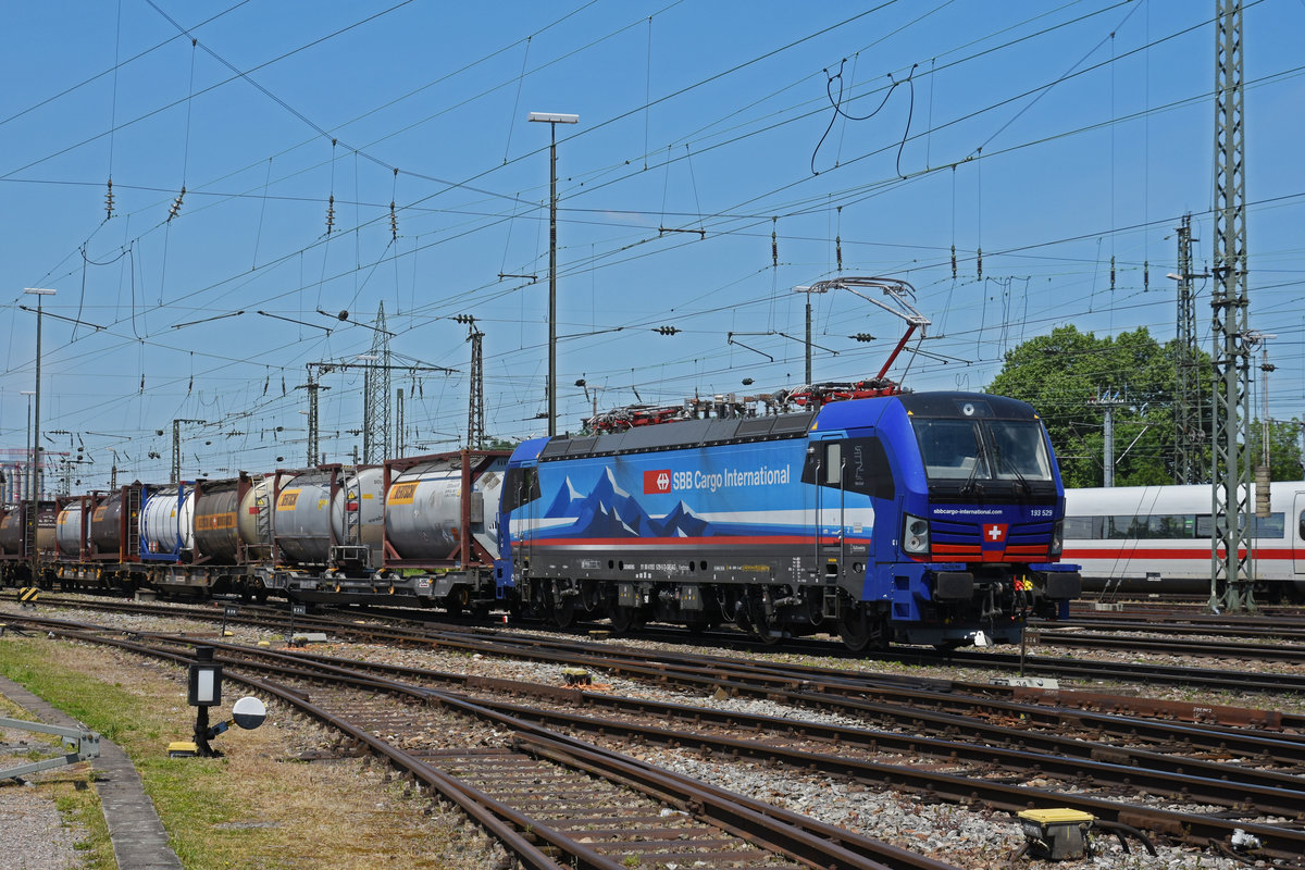 Siemens Vectron 193 529-5 durchfährt den badischen Bahnhof. Die Aufnahme stammt vom 27.05.2020.