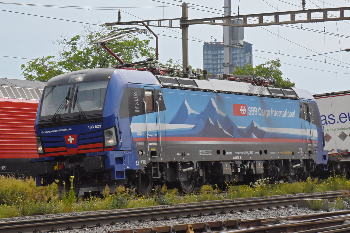Siemens Vectron 193 529-5 durchfährt den Bahnhof Pratteln. Die Aufnahme stammt vom 26.06.2020.