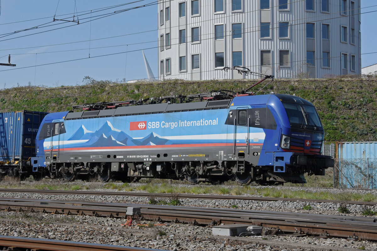 Siemens Vectron 193 529-5 durchfährt den Bahnhof Pratteln. Die Aufnahme stammt vom 29.03.2021.