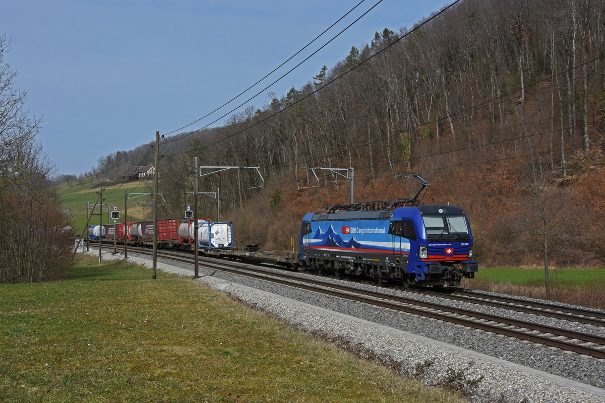 Siemens Vectron 193 529-5 fährt Richtung Bahnhof Tecknau. Die Aufnahme stammt vom 26.02.2021.