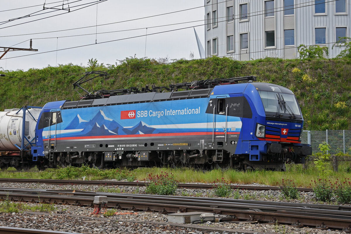 Siemens Vectron 193 530-3 durchfährt den Bahnhof Pratteln. Die Aufnahme stammt vom 29.04.2022.