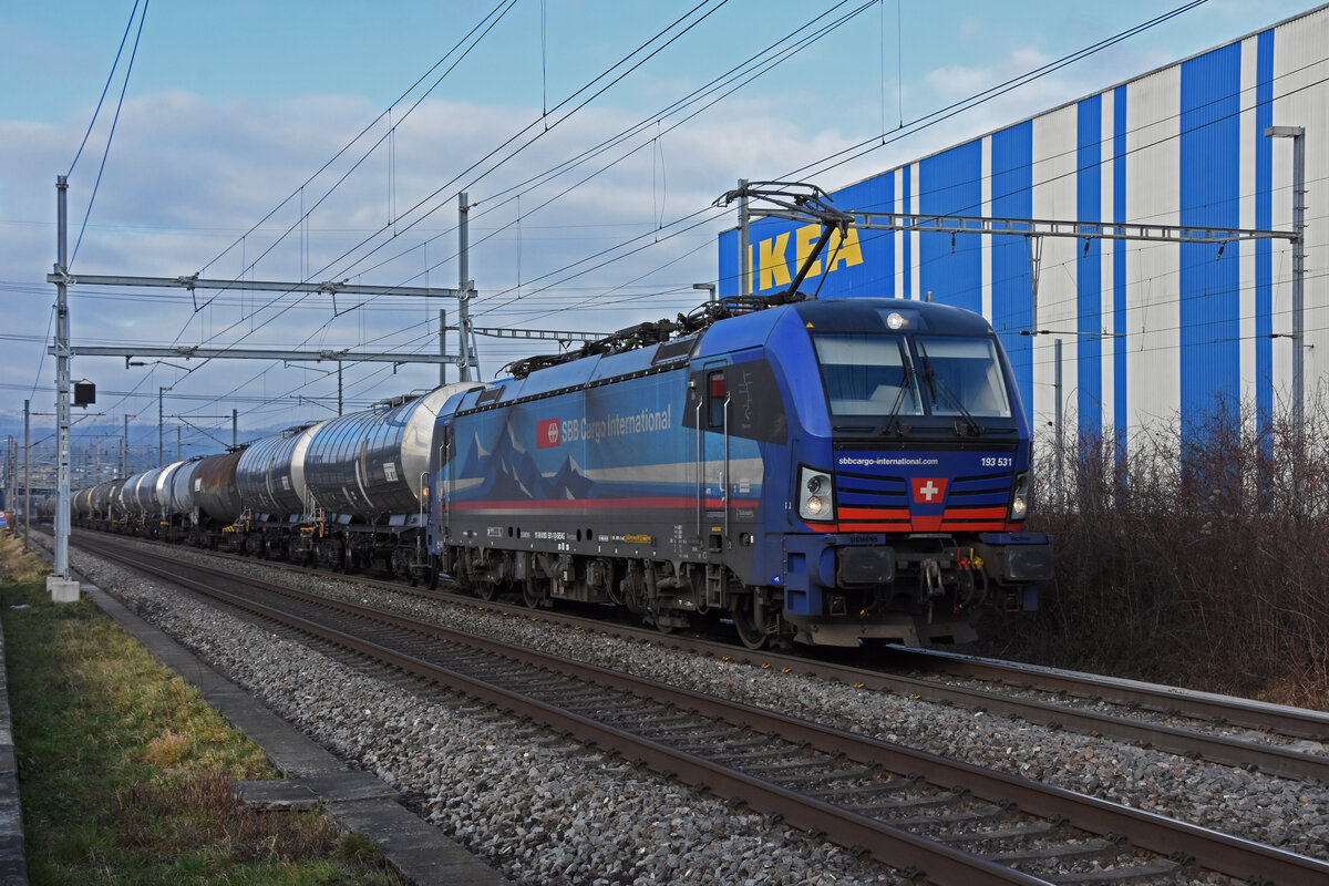Siemens Vectron 193 531-1 fährt Richtung Bahnhof Itingen. Die Aufnahme stammt vom 20.12.2021.