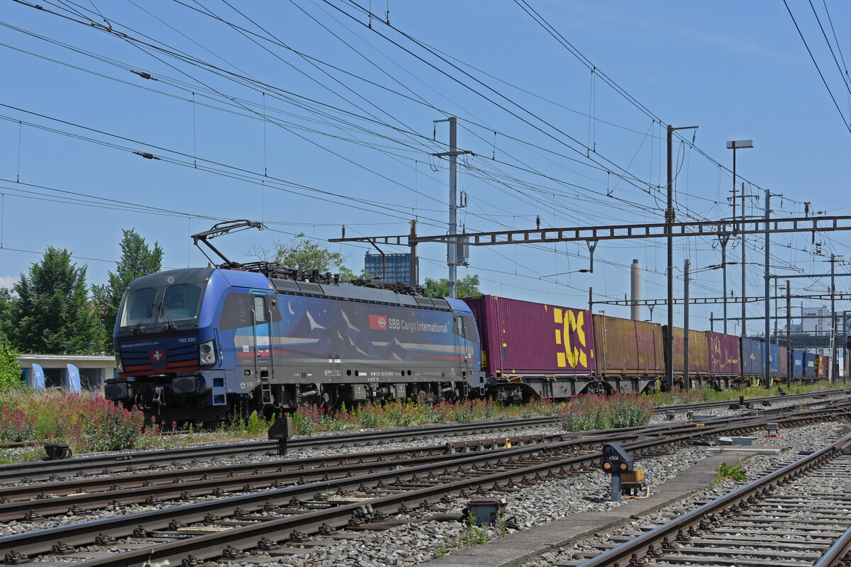 Siemens Vectron 193 532-9 durchfährt am 09.06.2023 den Bahnhof Pratteln.