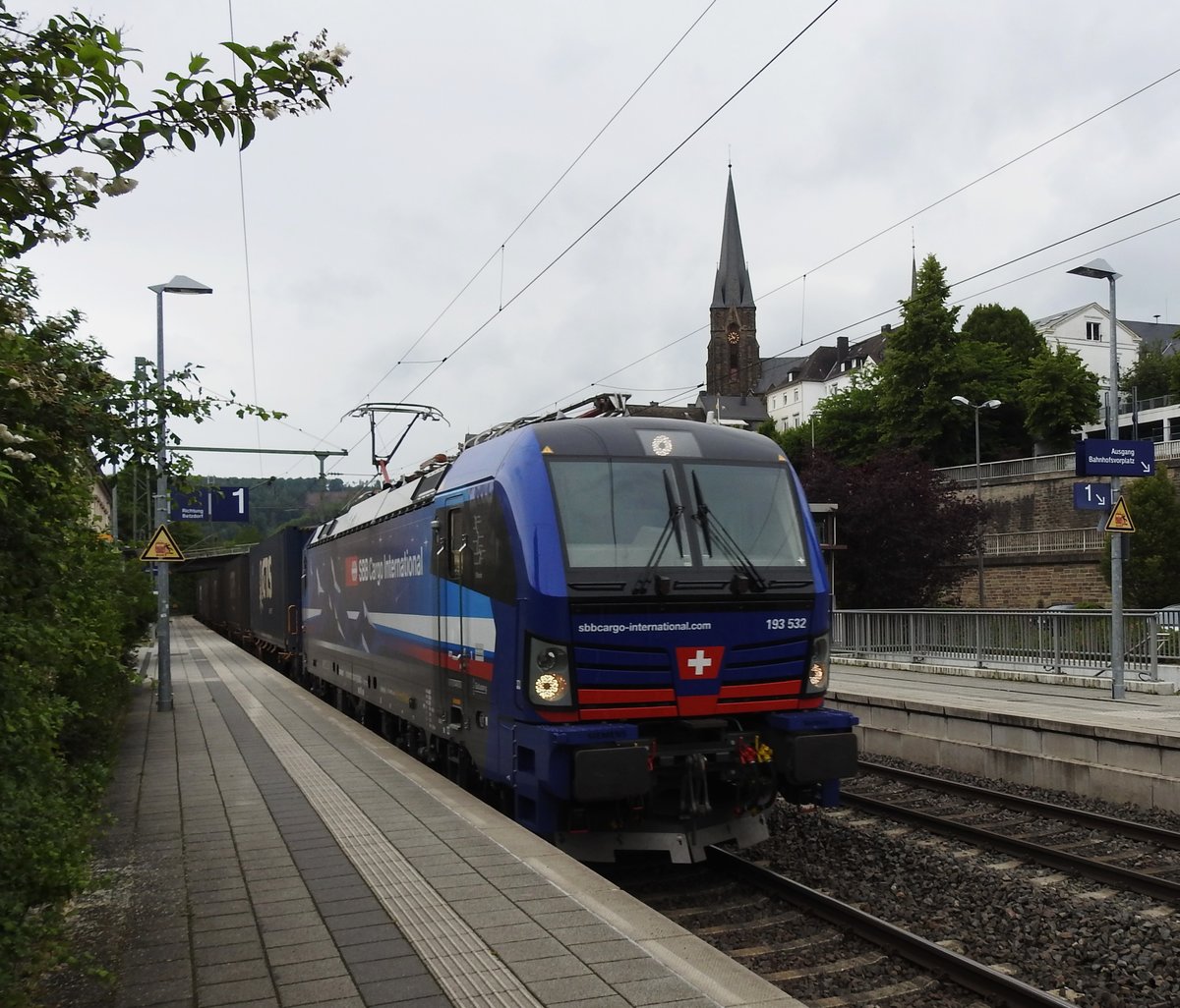 SIEMENS-VECTRON 193 532 DER SBB-CARGO IN KIRCHEN/SIEG
Die Vectron der SBB-CARGO-INTERNATIONAL durchquert mit Güterzug den Bahnhof von
KIRCHEN/SIEG,der Stadt der JUNG-Lokomotiven...dahinter der Turm von ST. MICHAEL,
röm.-kath. Pfarrkirche...am 12.6.2020