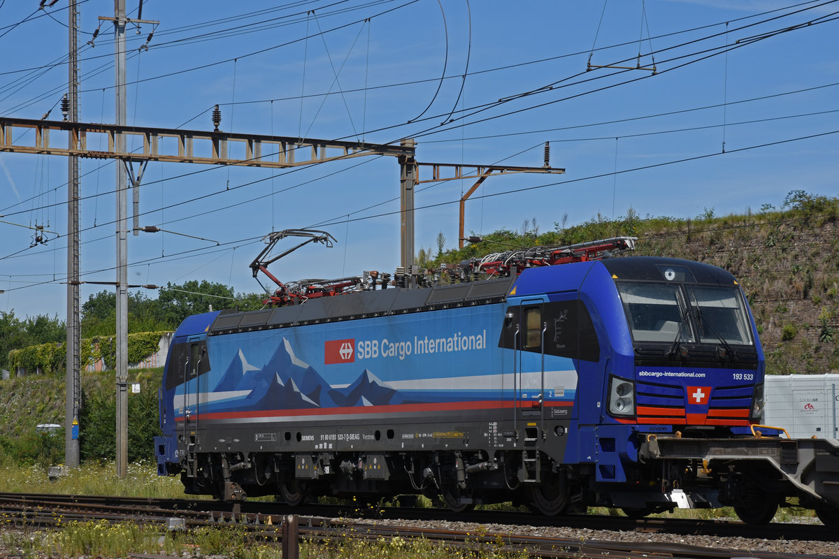 Siemens Vectron 193 533-7 durchfährt den Bahnhof Pratteln. Die Aufnahme stammt vom 08.07.2020.