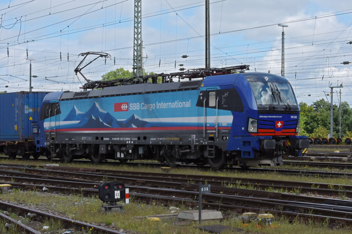 Siemens Vectron 193 533-7 durchfährt den badischen Bahnhof. Die Aufnahme stammt vom 18.08.2021.