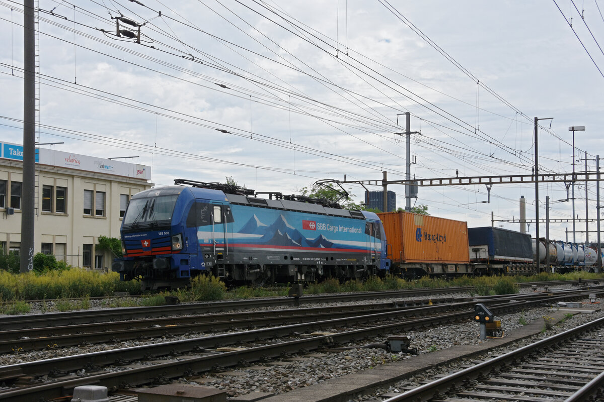 Siemens Vectron 193 533-7 durchfährt am 24.06.2022 den Bahnhof Pratteln.