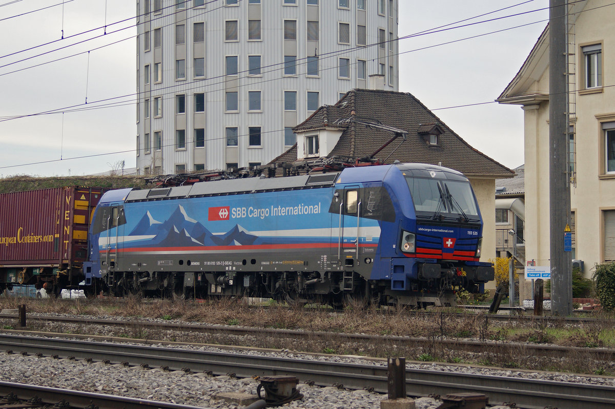 Siemens Vectron 193 535-2 durchfährt den Bahnhof Pratteln. Die Aufnahme stammt vom 23.03.2021.