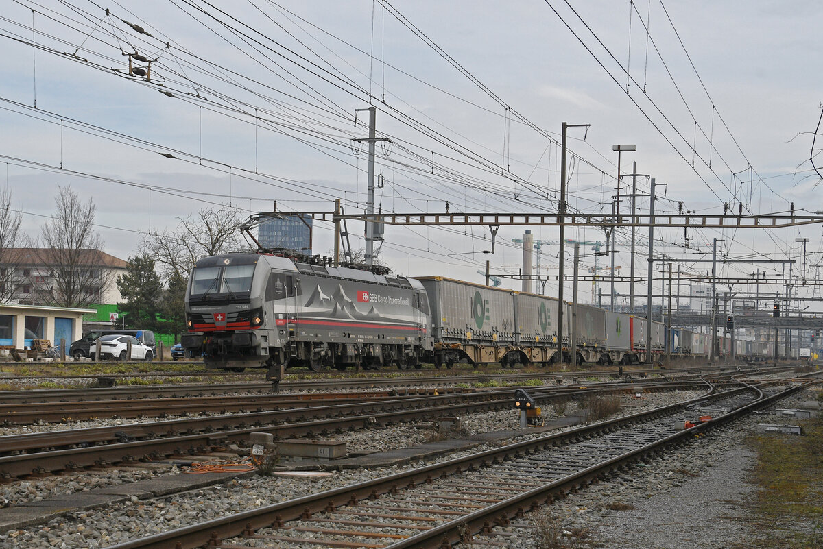 Siemens Vectron 193 544-4 durchfährt am 22.01.2026 den Bahnhof Pratteln.