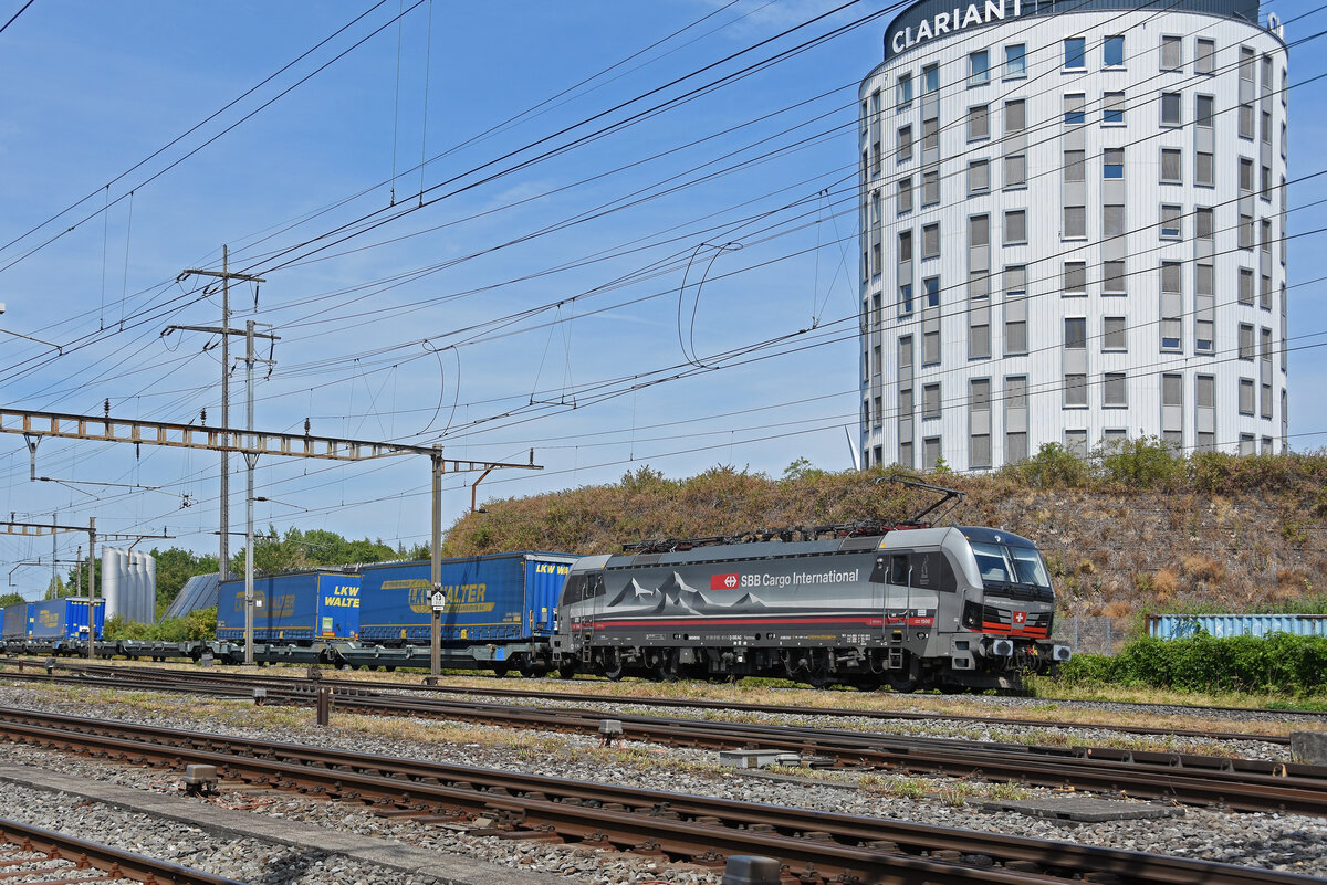 Siemens Vectron 193 548-5 durchf�hrt am 16.07.2026 den Bahnhof Pratteln.