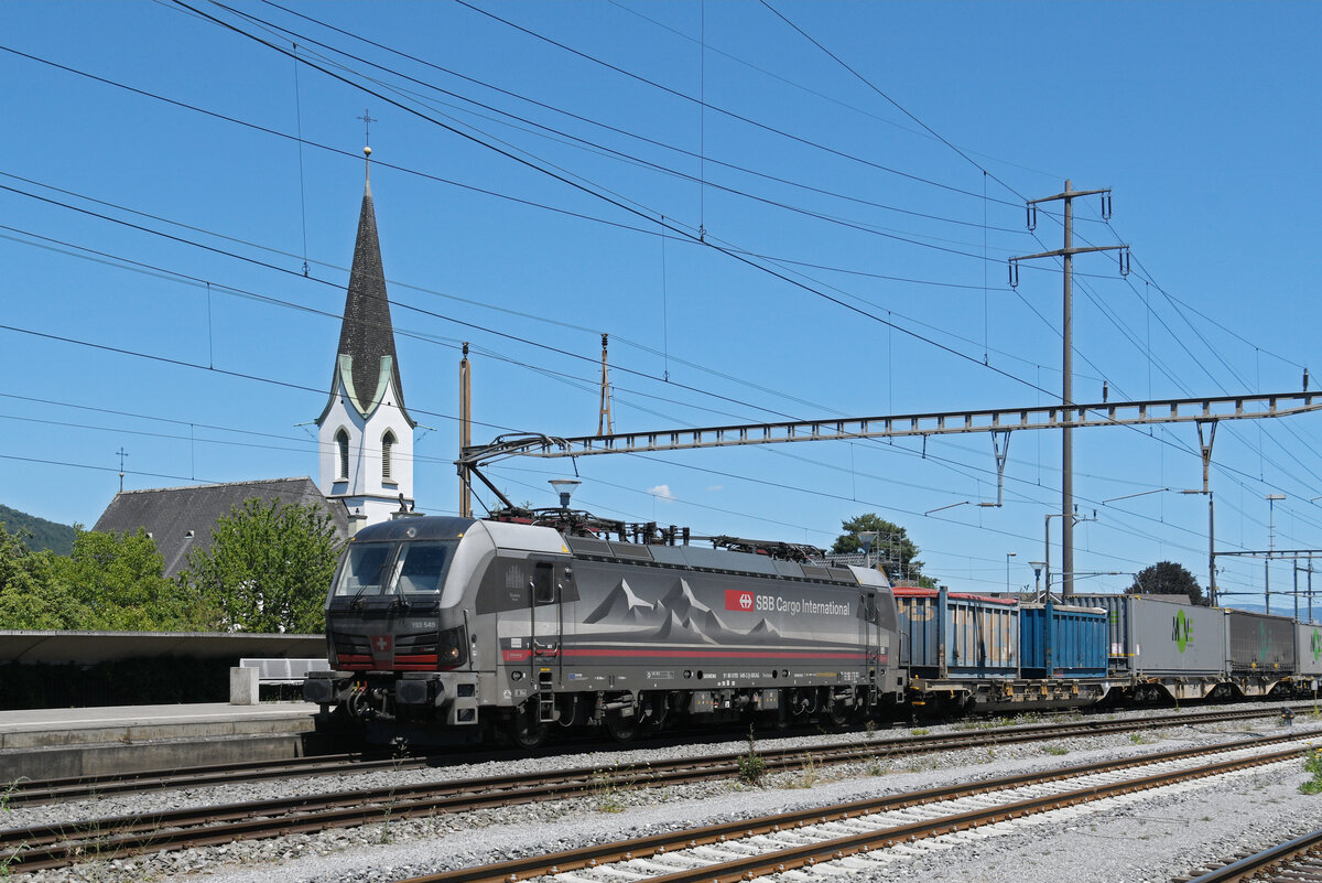 Siemens Vectron 193 549-3 durchf�hrt am 10.07.2026 den Bahnhof Kaiseraugst.