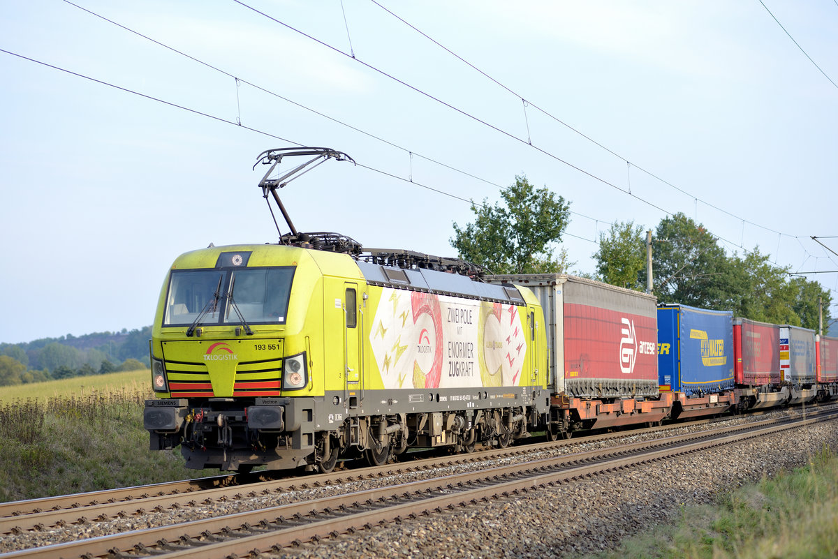 Siemens Vectron 193 551 der TX Logistik zieht ihren Containerzug zwischen Neustadt Aisch und Diebach. Aufgenommen am 01.10.2020.