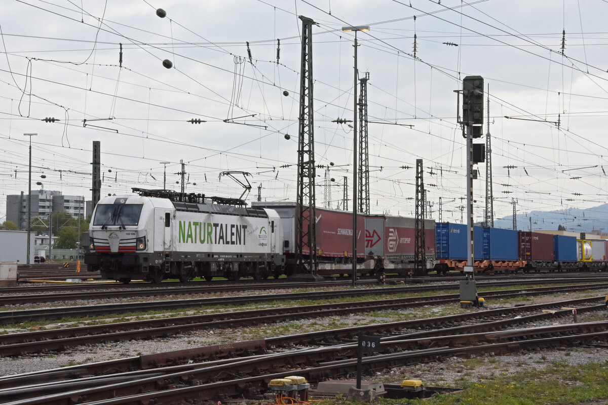 Siemens Vectron 193 596-4 durchfährt am 06.10.2022 den badischen Bahnhof.