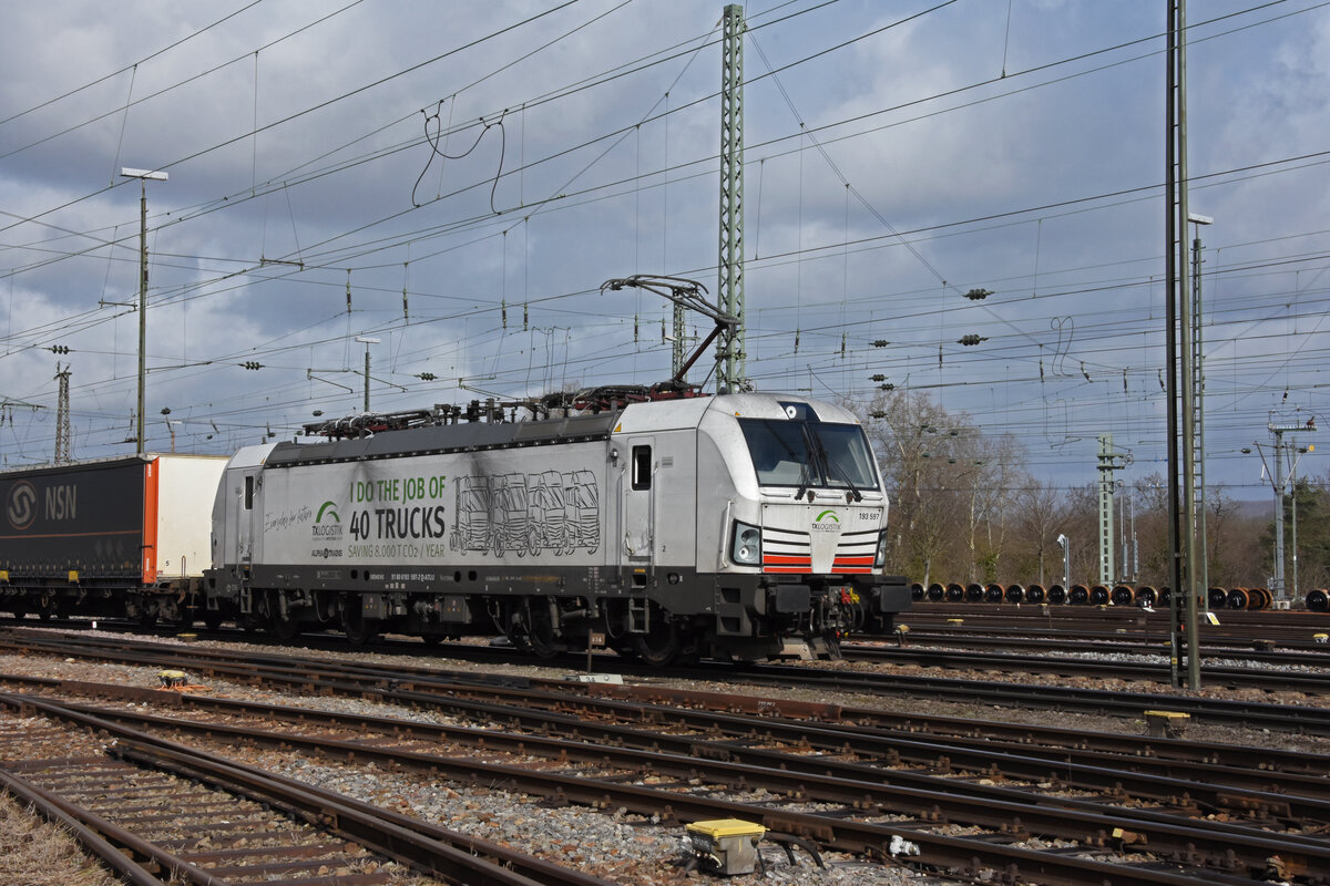 Siemens Vectron 193 597-2 durchfährt den badischen Bahnhof. Die Aufnahme stammt vom 22.02.2022.