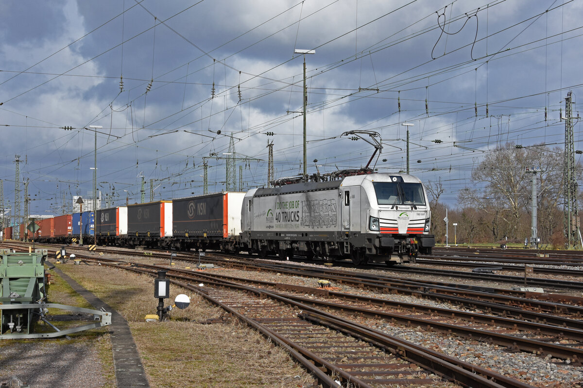 Siemens Vectron 193 597-2 durchfährt den badischen Bahnhof. Die Aufnahme stammt vom 22.02.2022.
