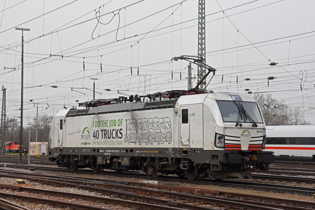 Siemens Vectron 193 597-2 durchfährt solo den badischen Bahnhof. Die Aufnahme stammt vom 16.03.2022.