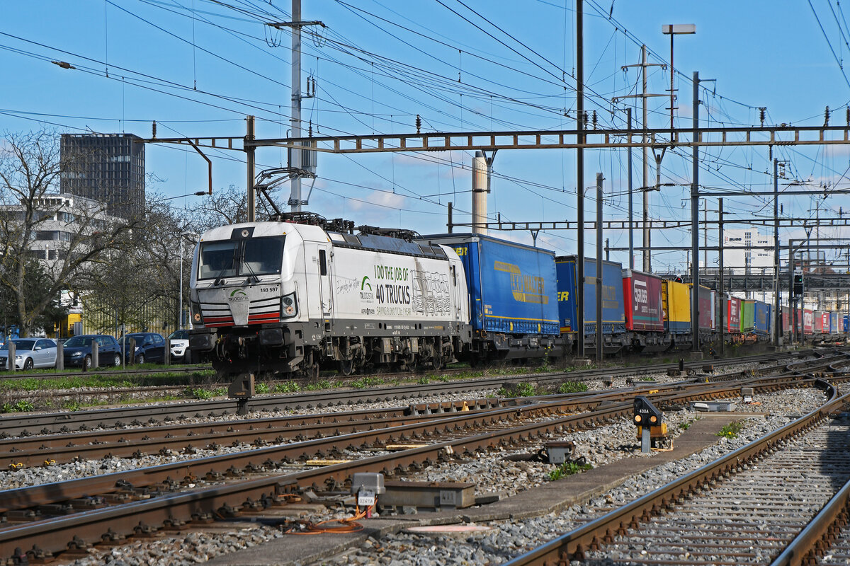 Siemens Vectron 193 597-2 durchfährt am 25.03.2024 den Bahnhof Pratteln.