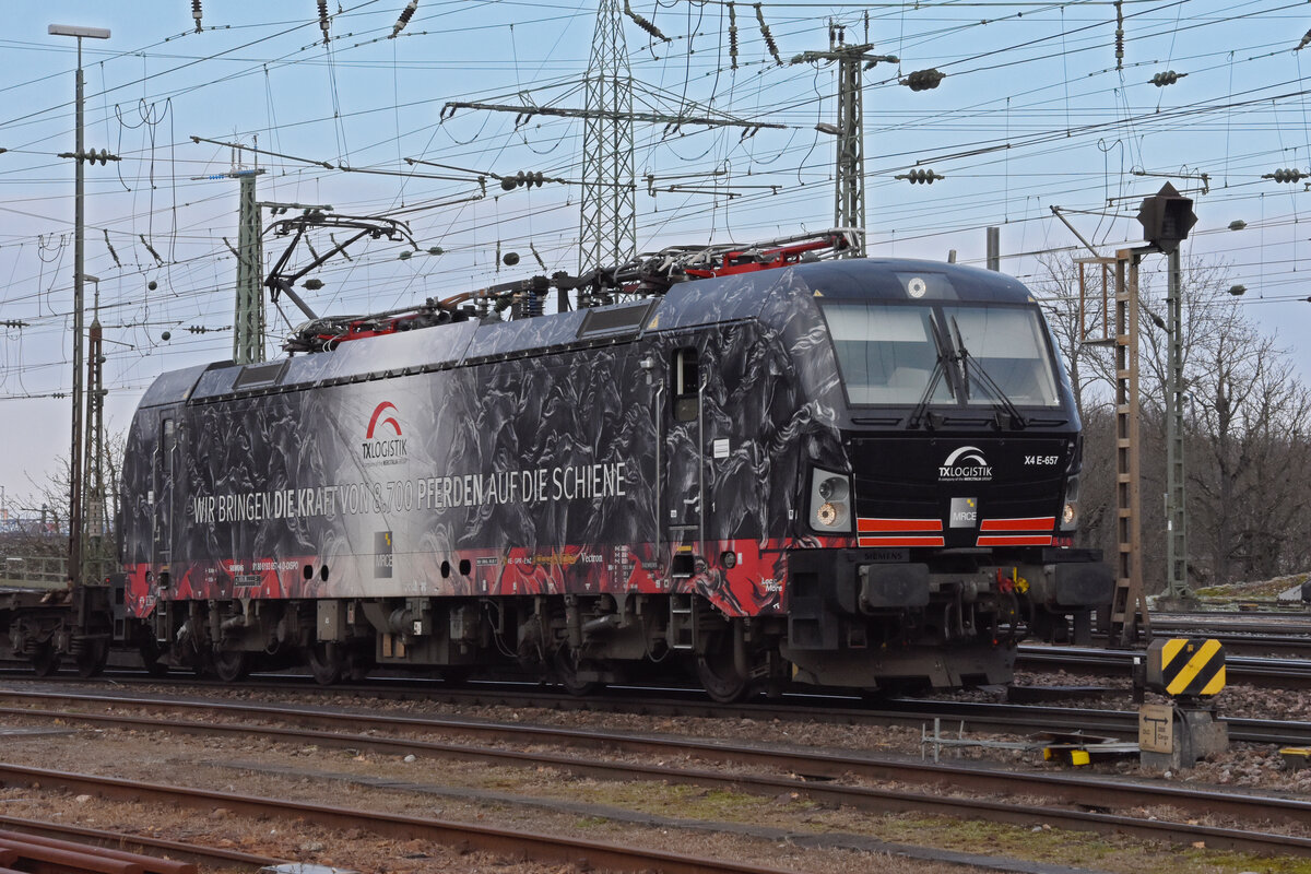 Siemens Vectron 193 657-4 durchfährt den badischen Bahnhof. Die Aufnahme stammt vom 21.12.2021.