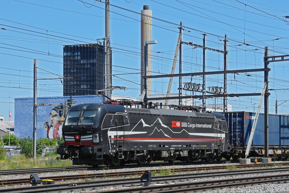 Siemens Vectron 193 657-4 durchfährt den Bahnhof Pratteln. Die Aufnahme stammt vom 14.06.2022.