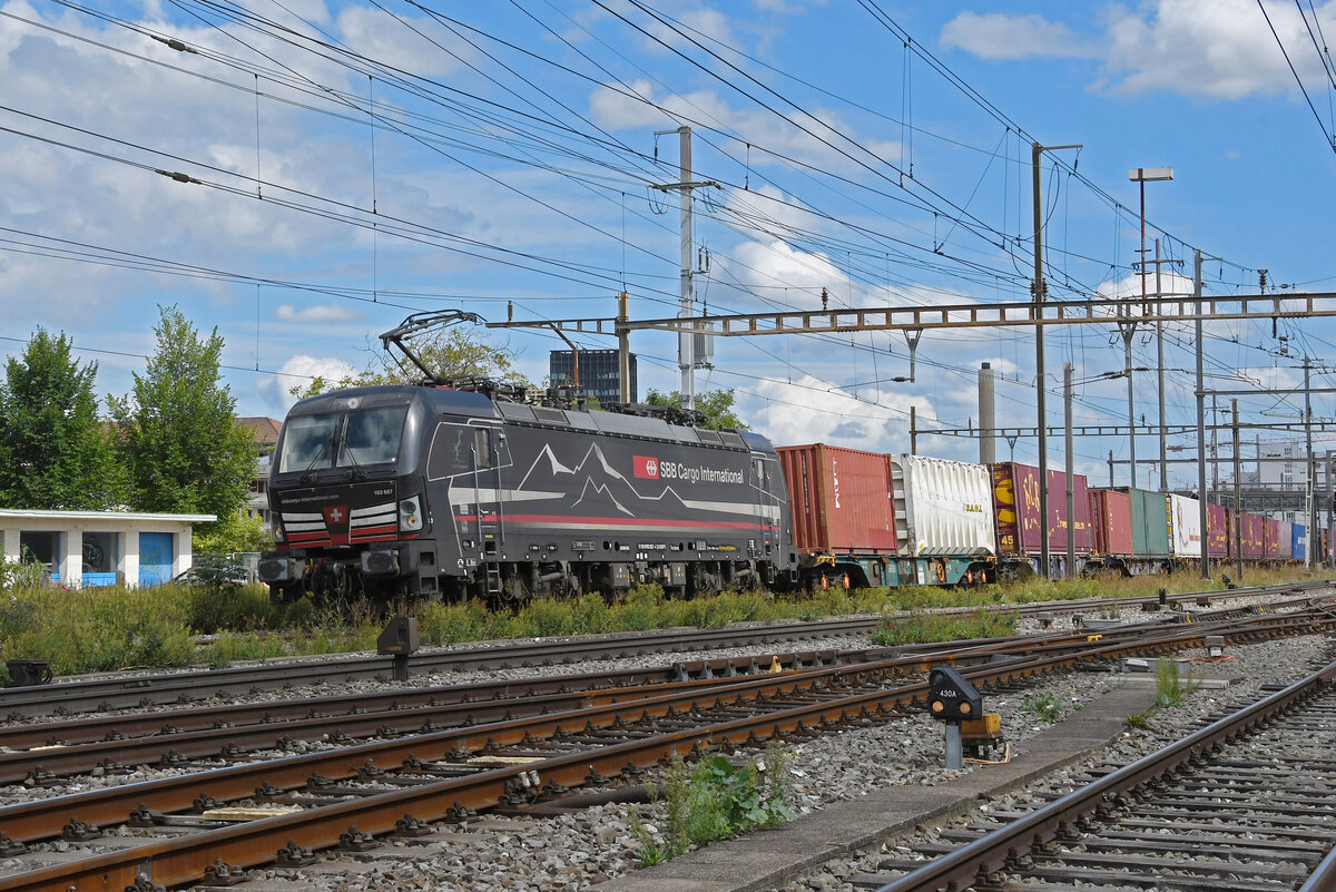 Siemens Vectron 193 657-4 durchfährt am 01.09.2023 den Bahnhof Pratteln.