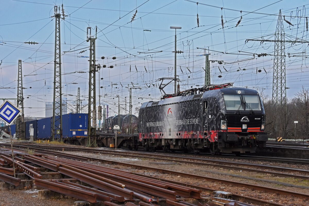 Siemens Vectron 193 657-7 durchfährt den badischen Bahnhof. Die Aufnahme stammt vom 21.12.2021.